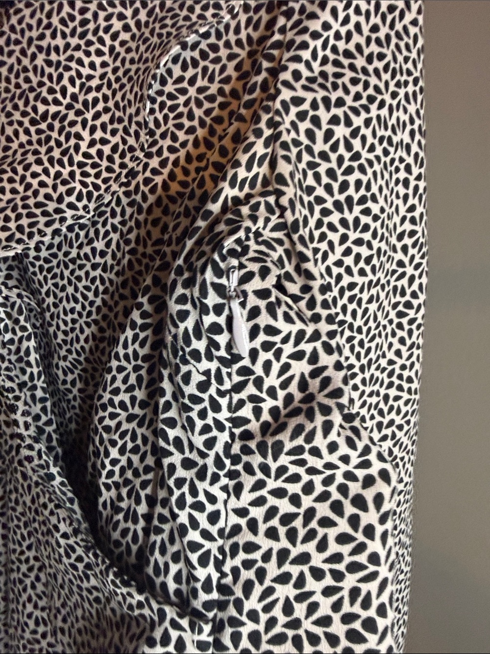 Ann Taylor Black & White Printed V-Neck Ruffle Blouse - Picture 3 of 5